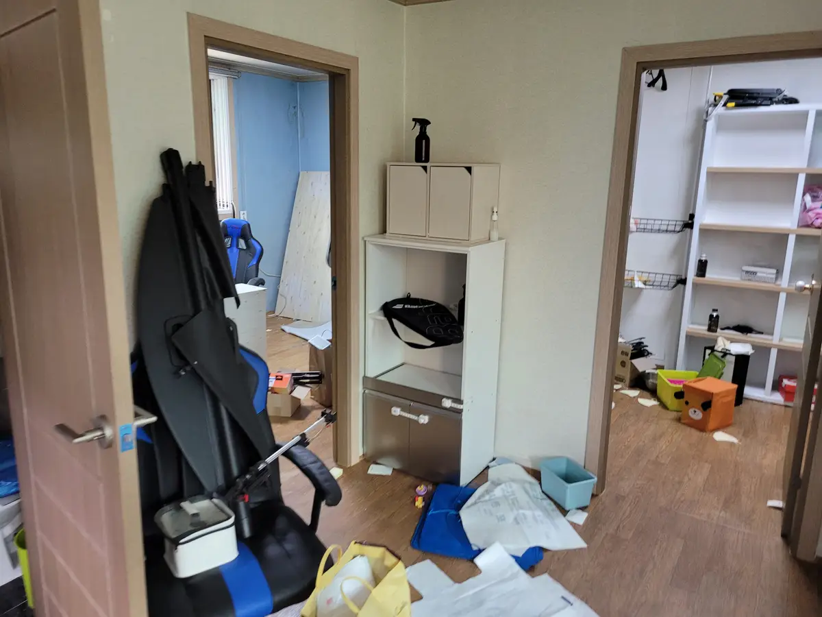 방문 두 개가 마주 보는 복도 작업 전