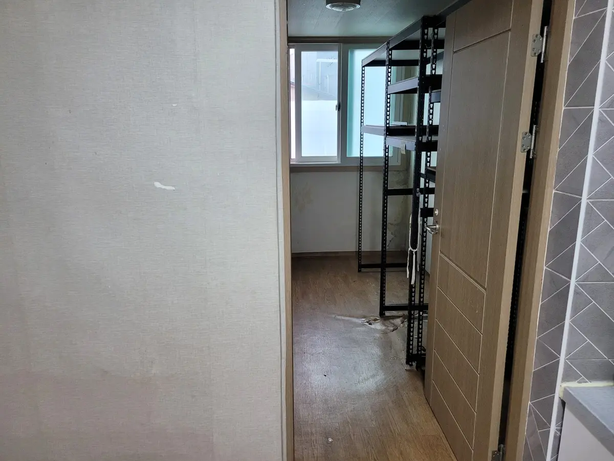 앵글 선반이 있는 복도 작업 후