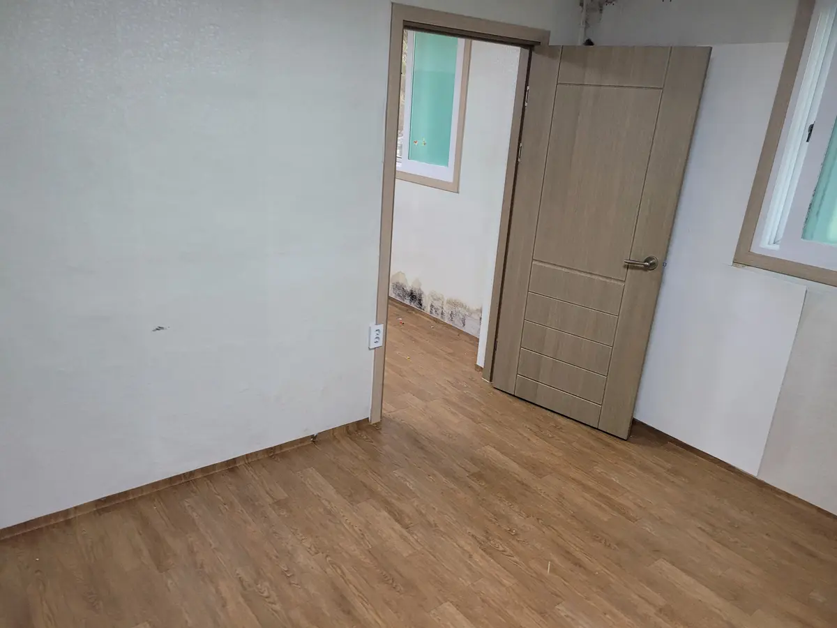 원목 침대와 짐이 놓여 있던 방 작업 후